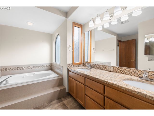 15609 Ne SUMMERPLACE Dr, Portland, OR 97230