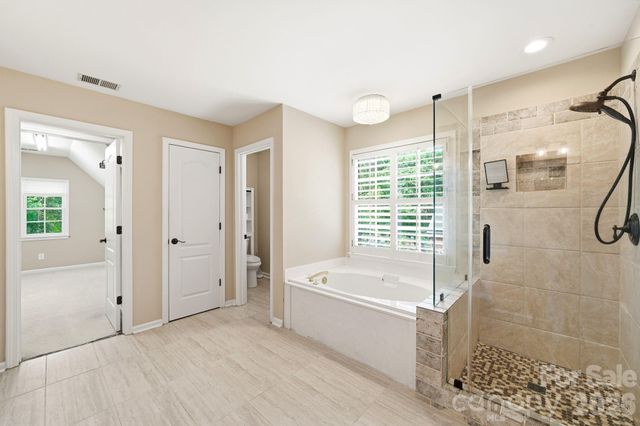 6821 Hollow Oak Drive, Charlotte, NC 28227