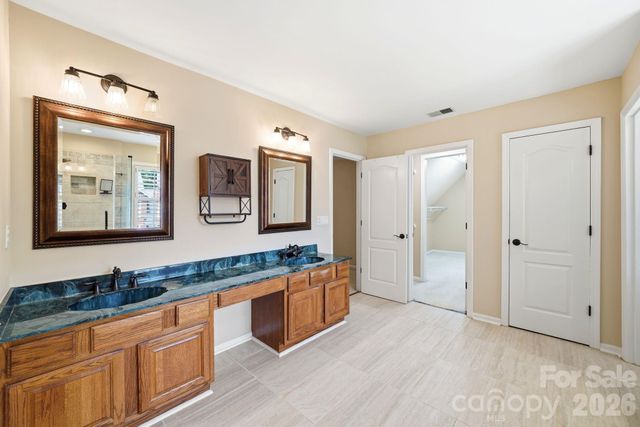 6821 Hollow Oak Drive, Charlotte, NC 28227