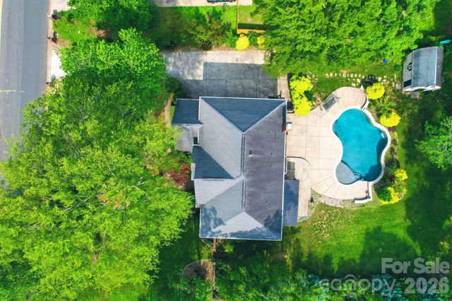6821 Hollow Oak Drive, Charlotte, NC 28227