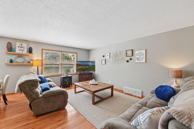 908 Martys Way, Osceola, WI 54020