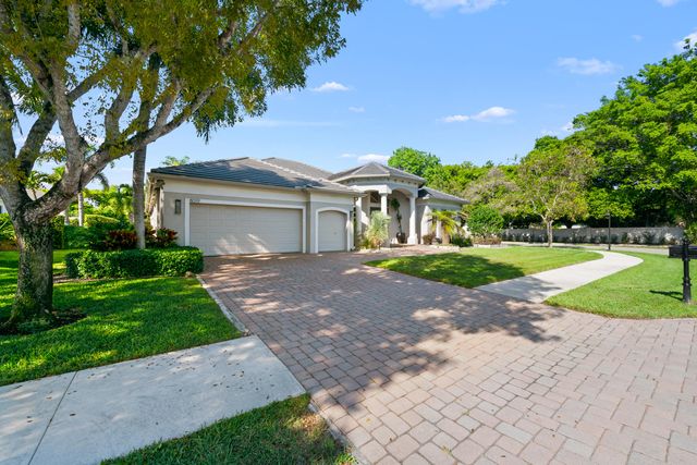 8019 S Savannah Circle, Davie, FL 33328