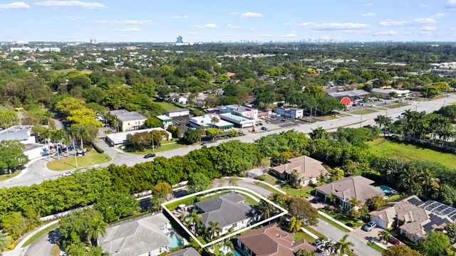 8019 S Savannah Circle, Davie, FL 33328