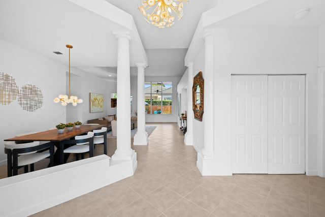 8019 S Savannah Circle, Davie, FL 33328