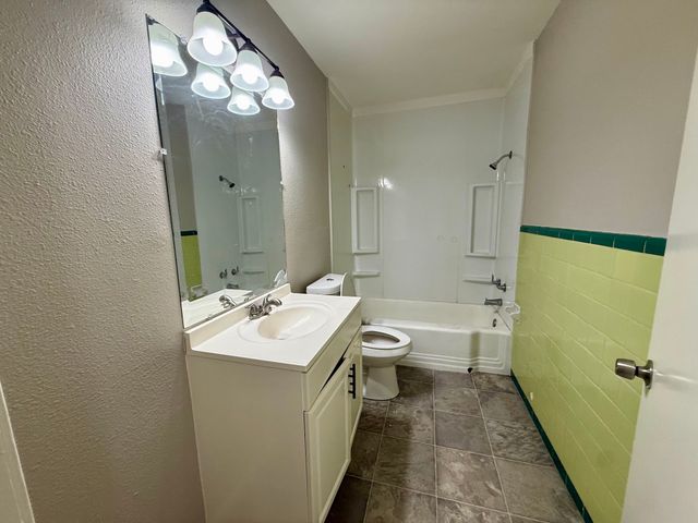 215 W Tennie Street, Gainesville, TX 76240