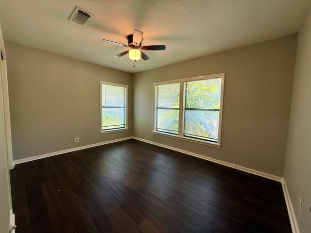 215 W Tennie Street, Gainesville, TX 76240