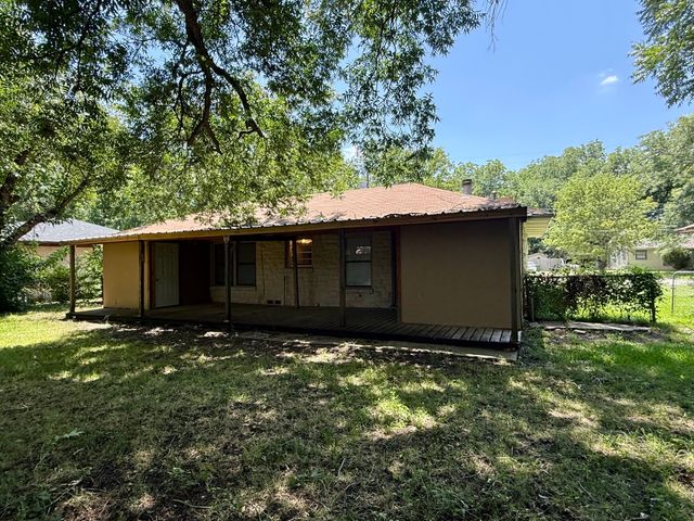 215 W Tennie Street, Gainesville, TX 76240