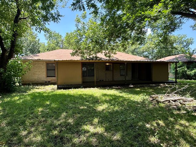 215 W Tennie Street, Gainesville, TX 76240