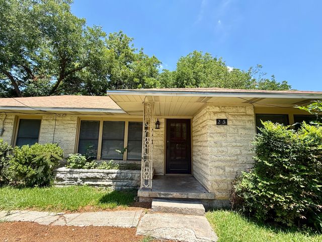 215 W Tennie Street, Gainesville, TX 76240