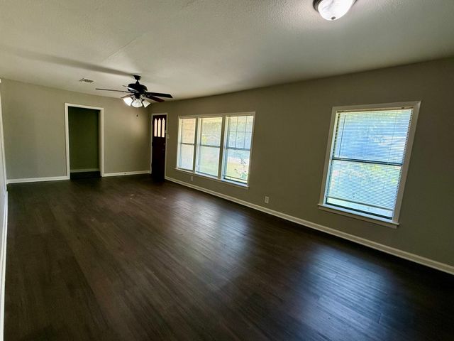 215 W Tennie Street, Gainesville, TX 76240