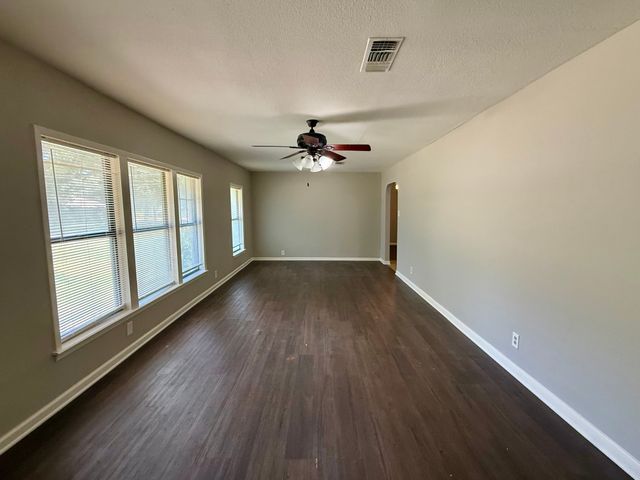 215 W Tennie Street, Gainesville, TX 76240