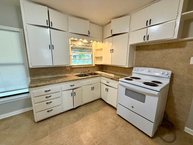 215 W Tennie Street, Gainesville, TX 76240