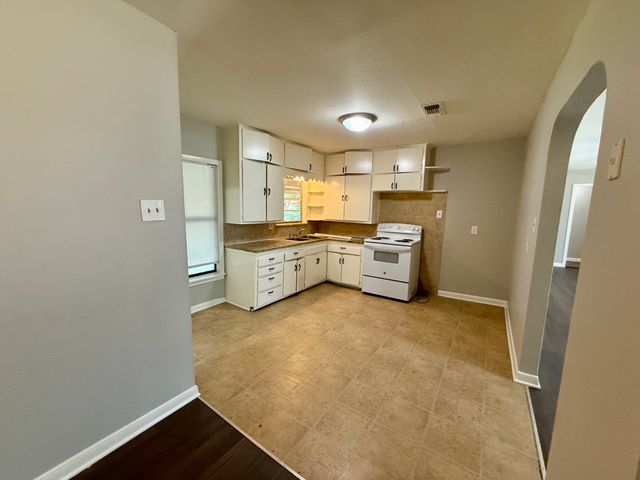 215 W Tennie Street, Gainesville, TX 76240