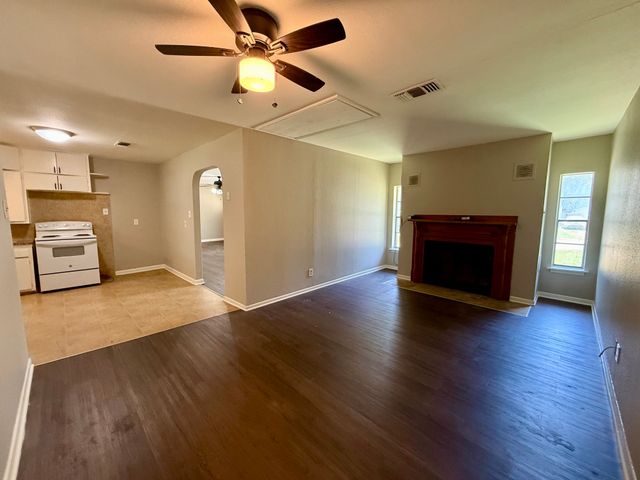 215 W Tennie Street, Gainesville, TX 76240