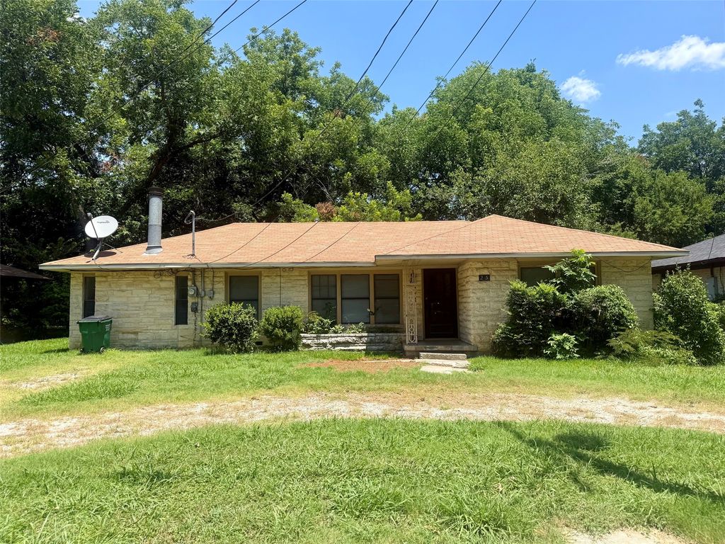 215 W Tennie Street, Gainesville, TX 76240