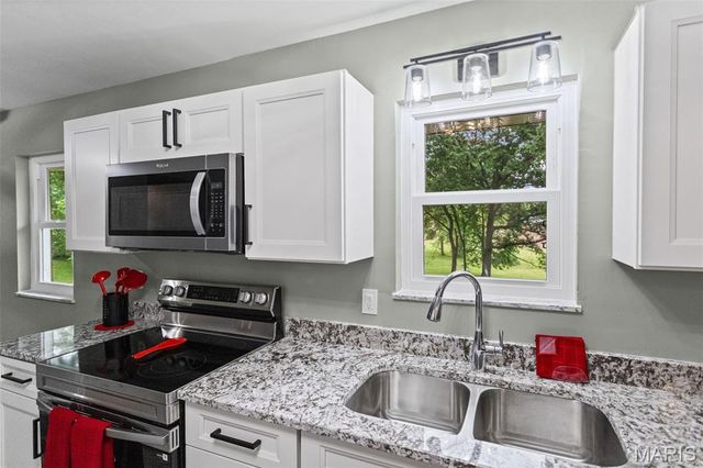 411 E Roosevelt Drive, Moro, IL 62067