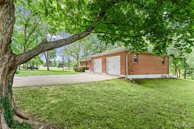 411 E Roosevelt Drive, Moro, IL 62067