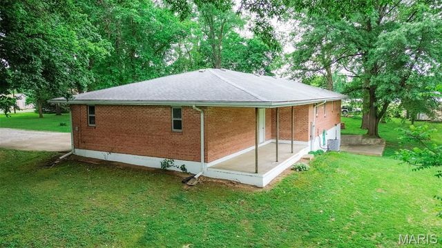 411 E Roosevelt Drive, Moro, IL 62067