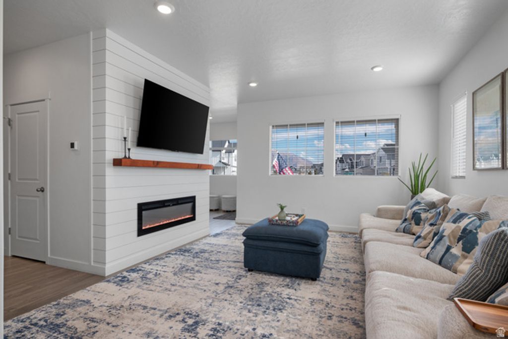 Image 8 of property listing at 453 N NORTHSHORE DR, Saratoga Springs, UT 84045