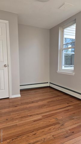 37 E Rogues Path, Huntington Station, NY 11746