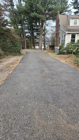 37 E Rogues Path, Huntington Station, NY 11746