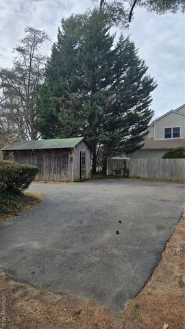 37 E Rogues Path, Huntington Station, NY 11746