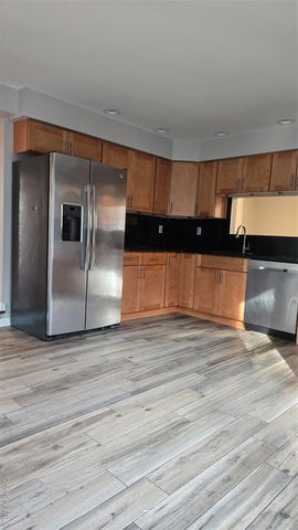 37 E Rogues Path, Huntington Station, NY 11746