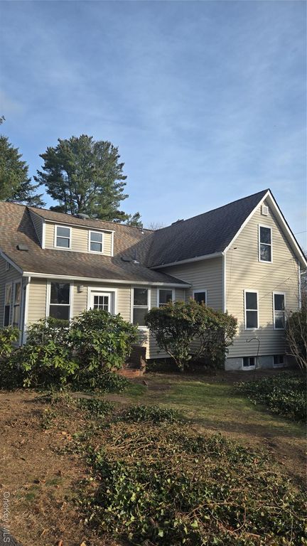 37 E Rogues Path, Huntington Station, NY 11746