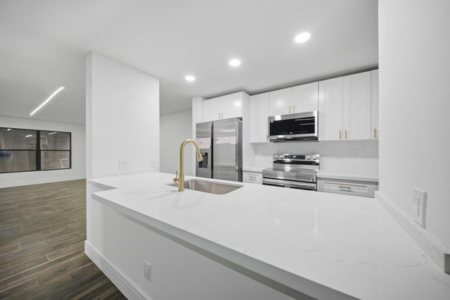 1391 E Golfview Drive 1391, Pembroke Pines, FL 33026
