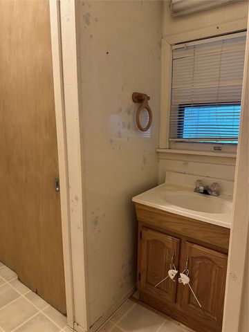 604 Harrel Avenue, Bynum, TX 76631