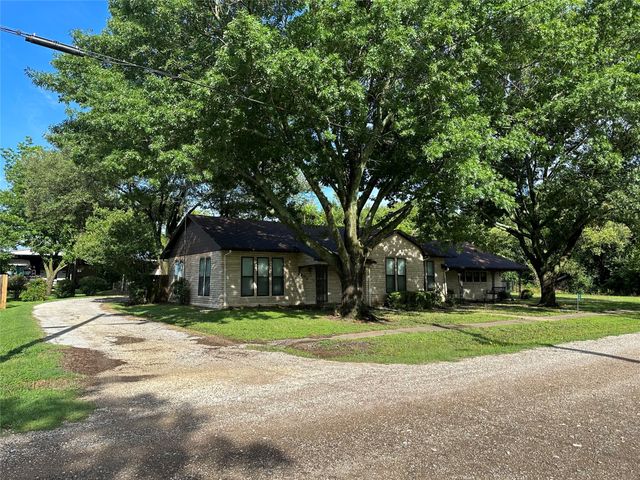 604 Harrel Avenue, Bynum, TX 76631