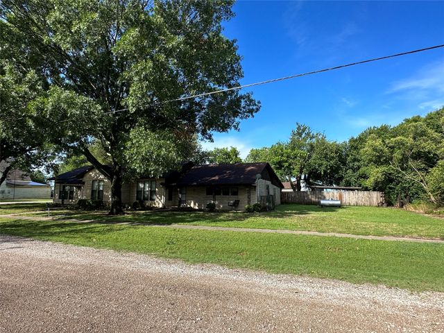 604 Harrel Avenue, Bynum, TX 76631