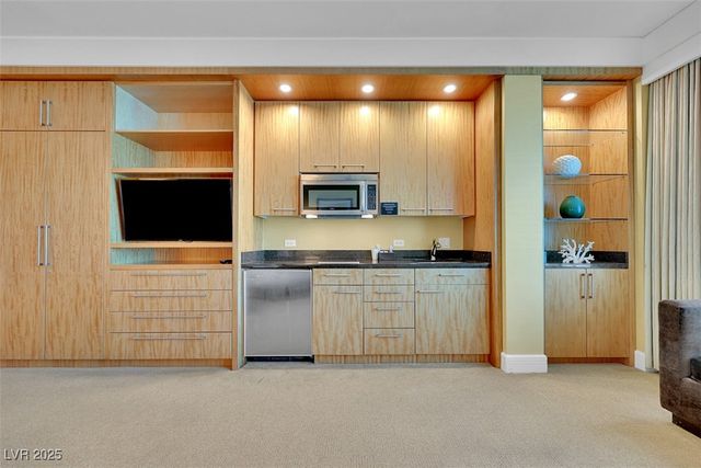 2000 North Fashion Show Drive 2514, Las Vegas, NV 89109