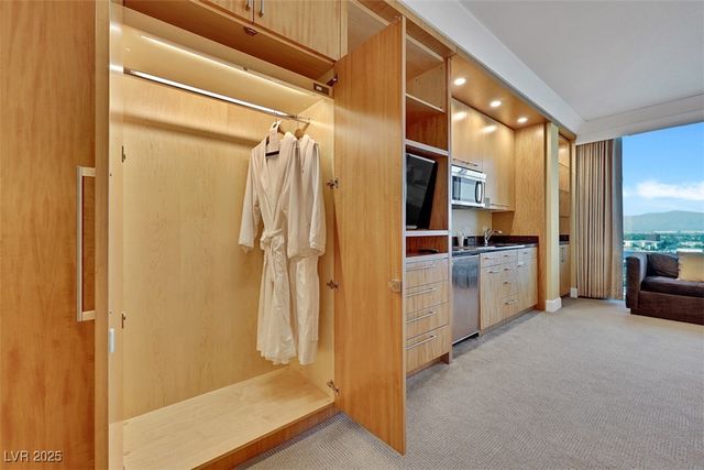 2000 North Fashion Show Drive 2514, Las Vegas, NV 89109