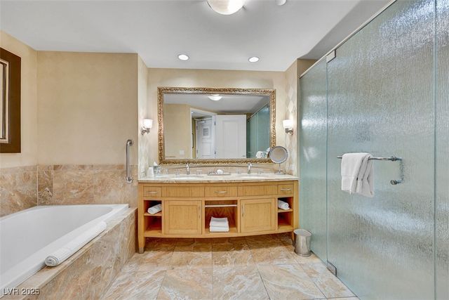 2000 North Fashion Show Drive 2514, Las Vegas, NV 89109