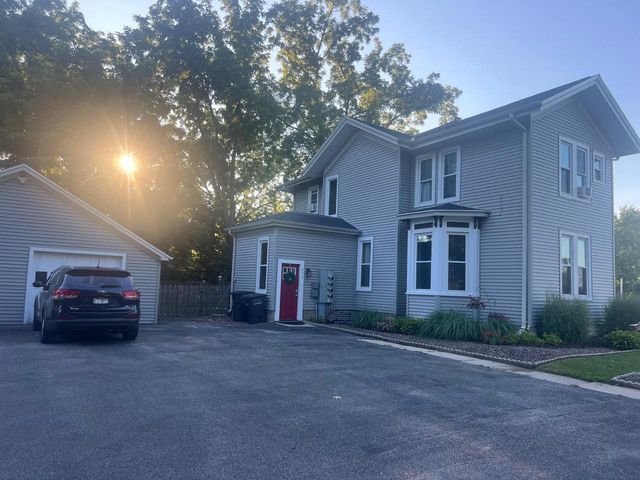304 S Silver Lake STREET, Oconomowoc, WI 53066