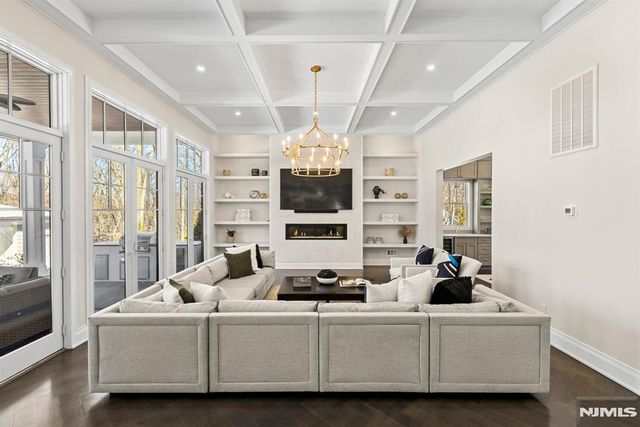 396 Knollwood Road, Ridgewood, NJ 07450