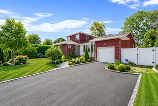 9 Stuart Drive, Syosset, NY 11791