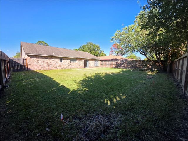 17602 Heritage Bay Drive, Webster, TX 77598
