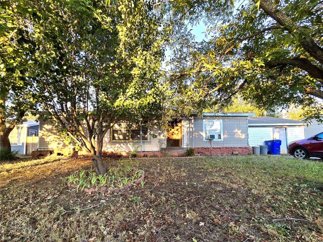 1318 Honeysuckle Drive, Mansfield, TX 76063