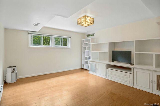 12 Warnke Lane, Scarsdale, NY 10583