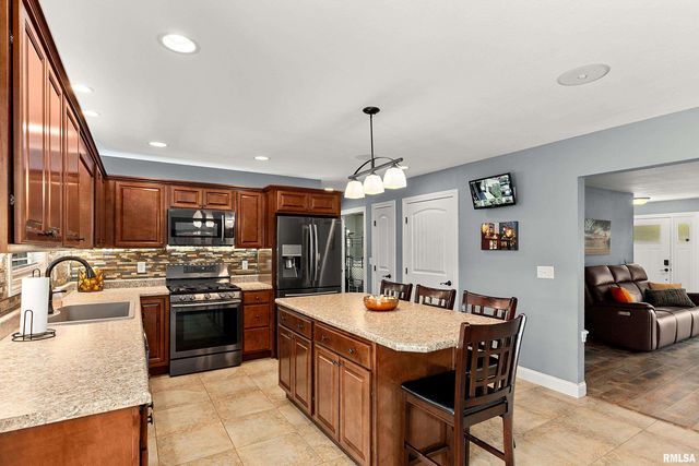 4 VALLEY HIGH Drive, Pekin, IL 61554