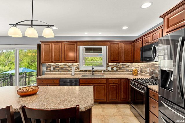 4 VALLEY HIGH Drive, Pekin, IL 61554