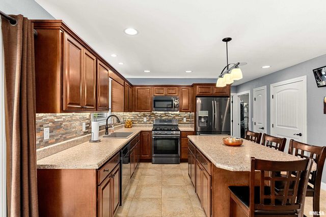 4 VALLEY HIGH Drive, Pekin, IL 61554
