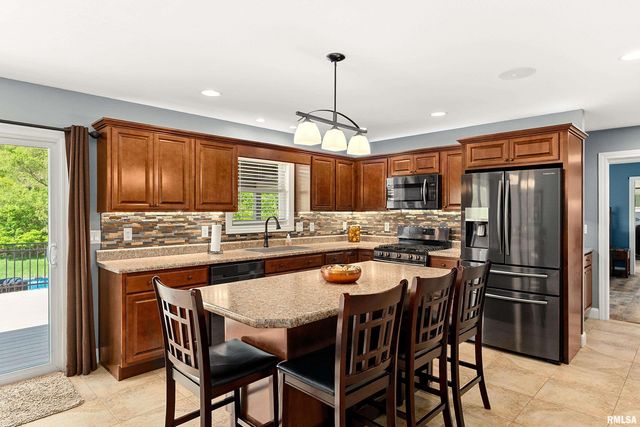 4 VALLEY HIGH Drive, Pekin, IL 61554