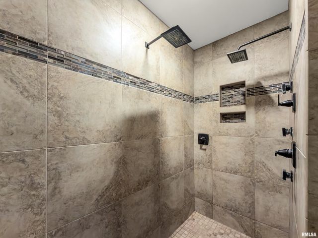 4 VALLEY HIGH Drive, Pekin, IL 61554