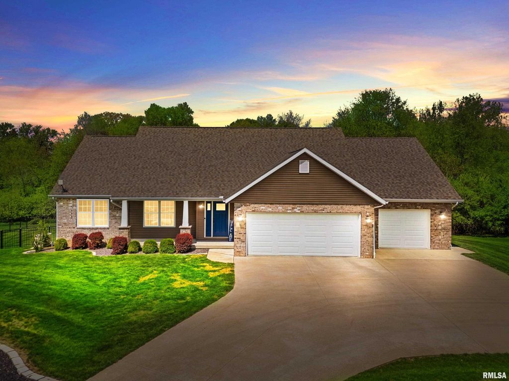 4 VALLEY HIGH Drive, Pekin, IL 61554