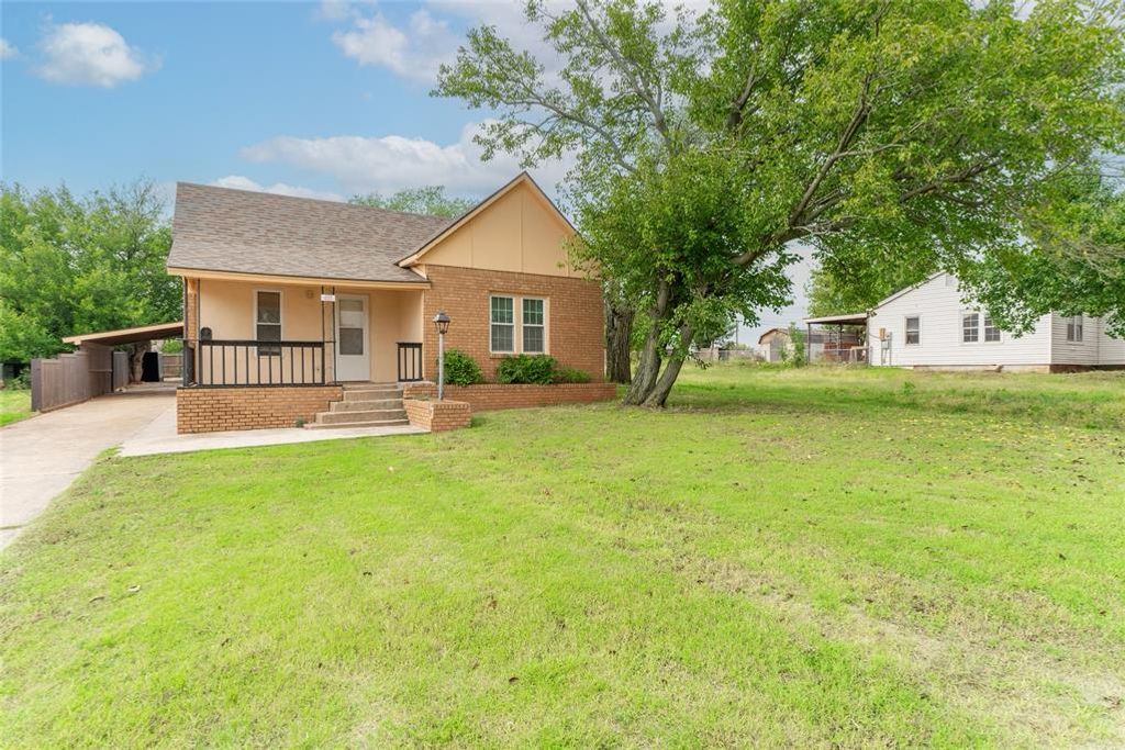 418 S 17th Street, Clinton, OK 73601