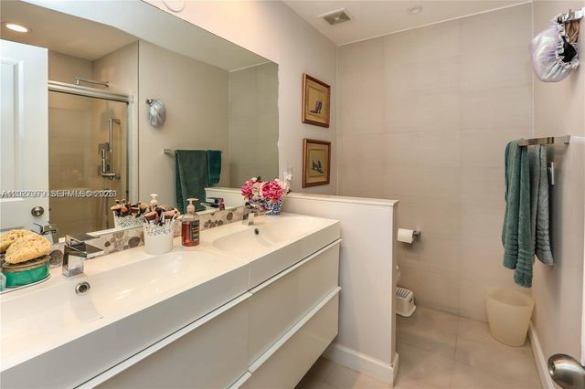 476 NE 194th Ter, Miami, FL 33179