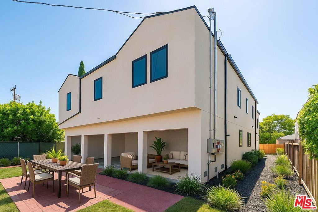 5622 Willowcrest Avenue, North Hollywood, CA 91601